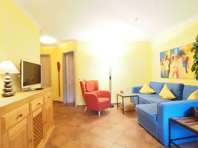 Wohnbereich mit Sofa und TV