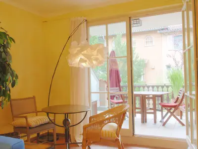 Essbereich mit Zugang zur Terrasse