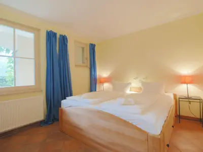 Schlafzimmer mit Doppelbett