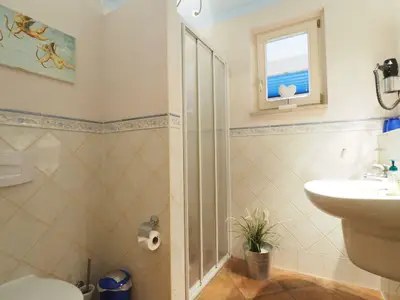 Badezimmer mit Dusche