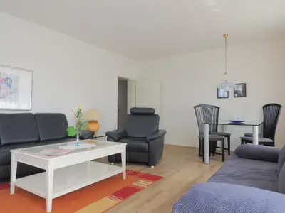 Wohnzimmer mit Esstisch