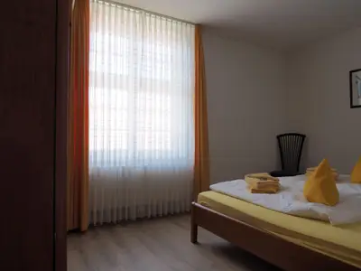 Schlafzimmer mit Kleiderschrank