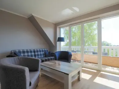 Wohnzimmer mit Zugang zum Balkon