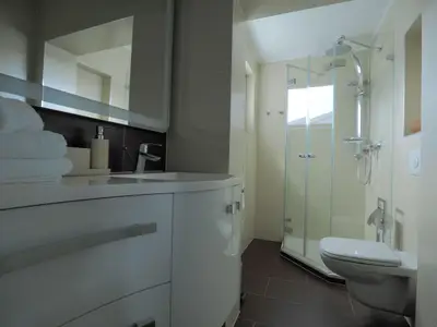 Badezimmer mit Dusche