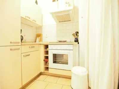 Küche mit Herd, Kühlschrank