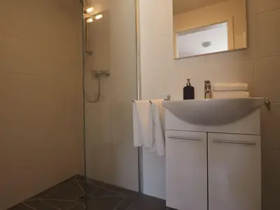 Badezimmer mit bodengleicher Dusche