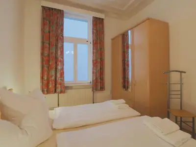 großer Kleiderschrank im Schlafzimmer