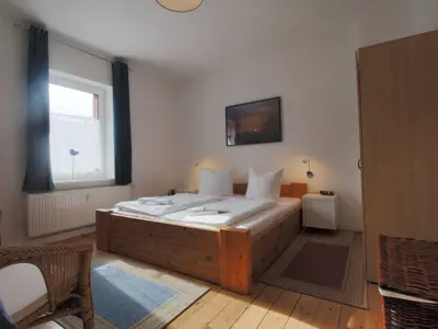 Schlafzimmer mit Doppelbett