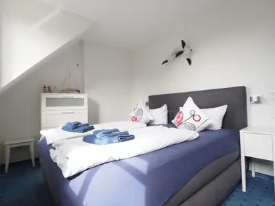 Schlafzimmer mit großem Bett