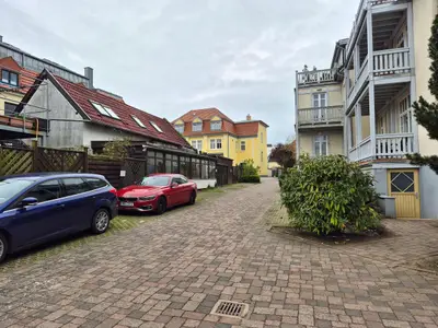 Parkplatz auf dem Grundstück