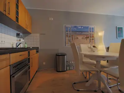 Küchenzeile mit Essbereich