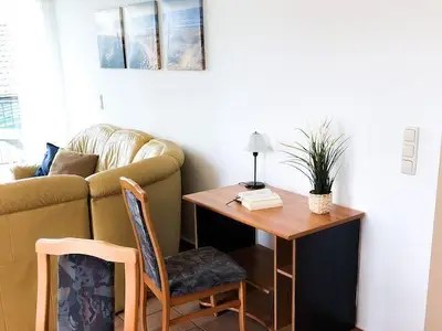 Kleiner Schreibtisch im Wohnzimmer