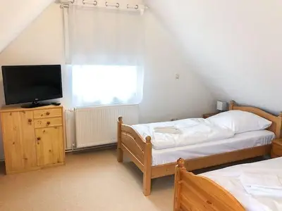 Kleines Schlafzimmer mit zwei Einzelbetten