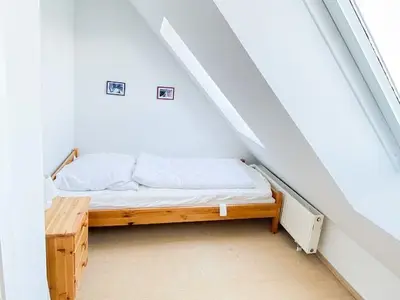 Kleines Schlafzimmer mit Einzelbett