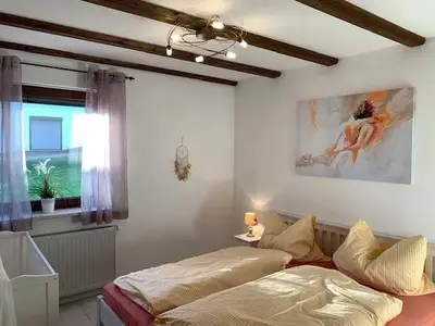 Schlafzimmer mit Babybett