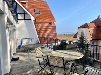Balkon mit Meerblick zwischen den Häusern