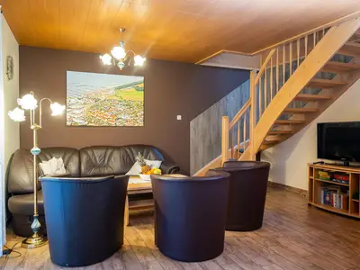 Wohnzimmer mit TV und Kamin