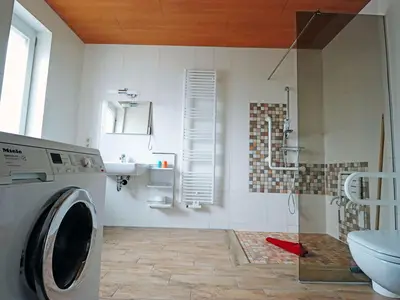 Badezimmer mit ebenerdiger Dusche