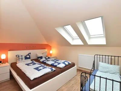 Schlafzimmer mit Kinderbett