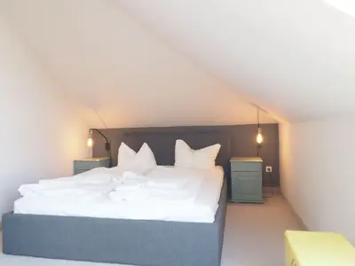 Großes Doppelbett im Schlafzimmer