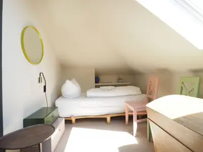 Schlafnische im Wohnbereich mit ausziehbarem Bett für zwei Perso