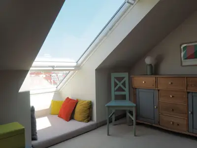 Kuschelecke im Schlafzimmer mit Ausblick auf die Strandstraße