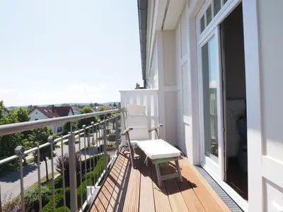 Sonnenliege auf dem unteren Balkon