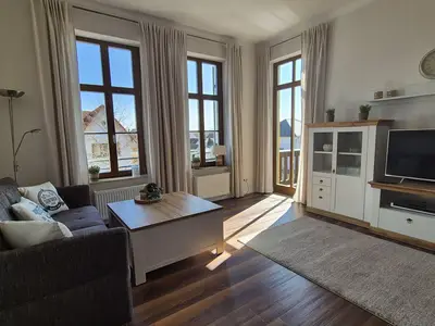 Wohnbereich mit Zugang zum Balkon