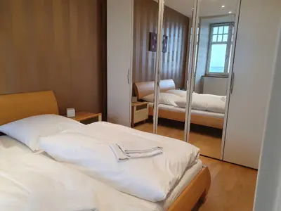 Großer Kleiderschrank im Schlafzimmer