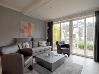 Wohnzimmer mit Zugang zur Terrasse