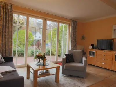 Wohnzimmer mit Blick auf die Terrasse