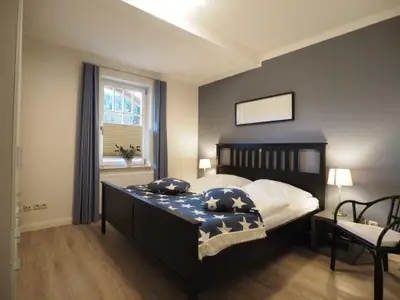 Schlafzimmer mit Doppelbett