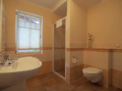 Tageslichtbad mit bodengleicher Dusche