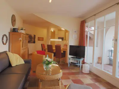 Wohnbereich mit Zugang zum Balkno