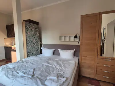 Doppelbett mit Kleiderschrank