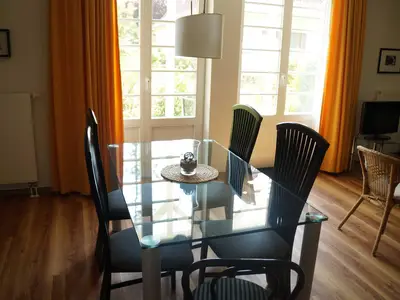 Esstisch mit terrassenzugang