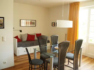 Esstisch mit Aufbettung im Hintergrund