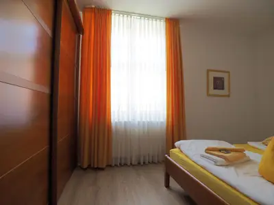 Schlafzimmer mit Kleiderschrank