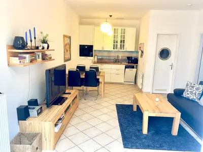 Wohnzimmer mit Essbereich und Küche