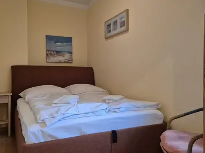 Kleines Schlafzimmer mit franz. Bett