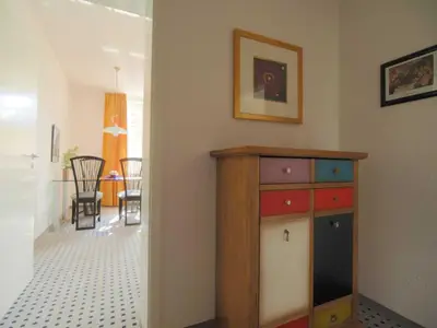 Blick vom Flur in den Wohnbereich