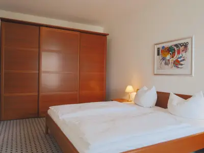 Schlafzimmer mit Zugang zum Balkon