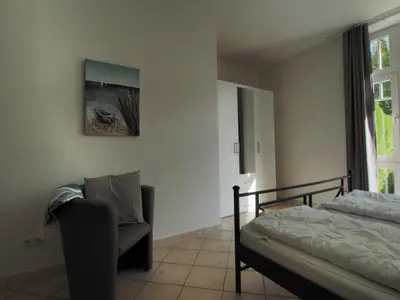 Schlafzimmer mit Doppelbett und Kleiderschrank