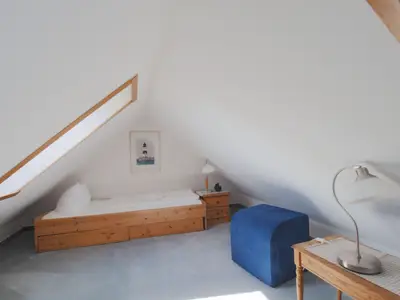 Spitzdach mit zwei Einzelbetten für Kinder, keine volle Raumhöhe