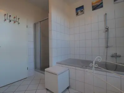 Badewanne und Dusche