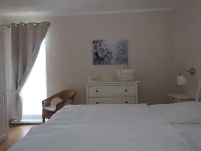 Schlafzimmer mit Doppelbett