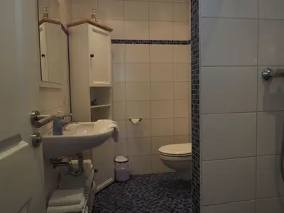 Badezimmer mit bodengleicher Dusche