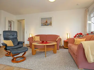 Wohnzimmer mit Sofa und Sessel