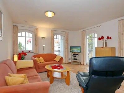 Wohnzimmer mit Sitzecke und TV