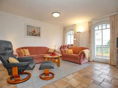 Wohnzimmer mit Zugang zum Balkon